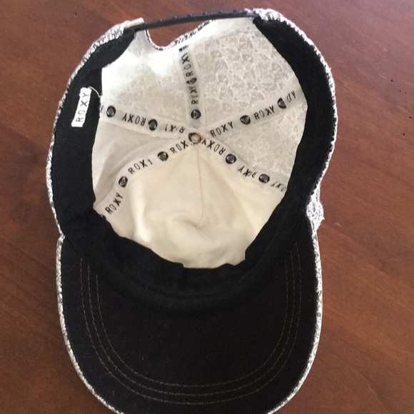 Roxy baseball hat black & white EUC - Picture 3 of 5